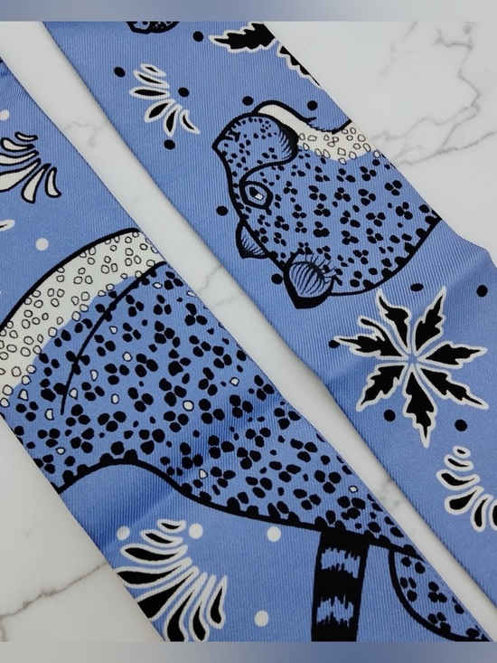 HERMÈS Les Leopards Silk Twilly Scarf Blue Lavender White NWT - Picture 7 of 8